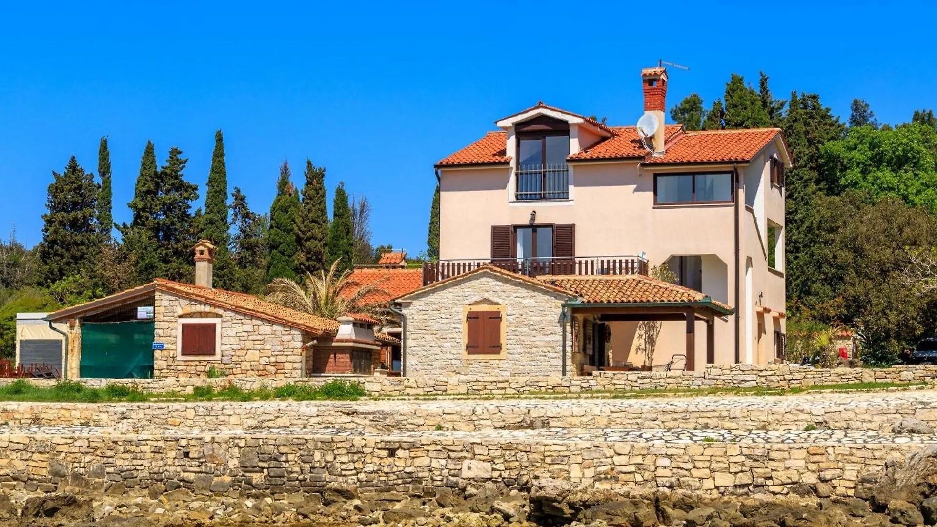 Beachfront Escape In Rovinj